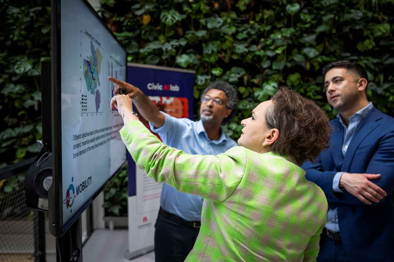 Prof. dr. Sennay Ghebreab geeft presentatie aan staatssecretaris van Huffelen en wethouder Scholtes