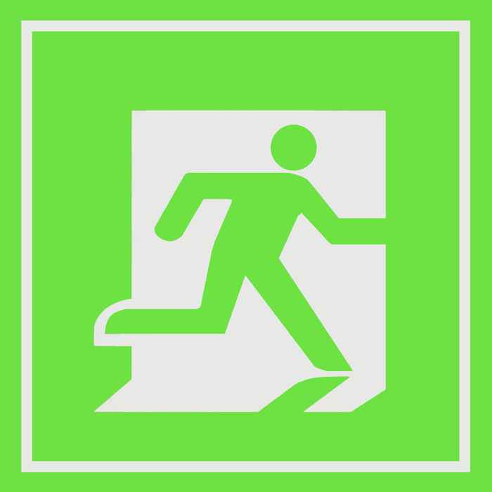 Het icoon dat bekendstaat als nooduitgang-bord; een persoon die door een opening loopt op een groene achtergrond.