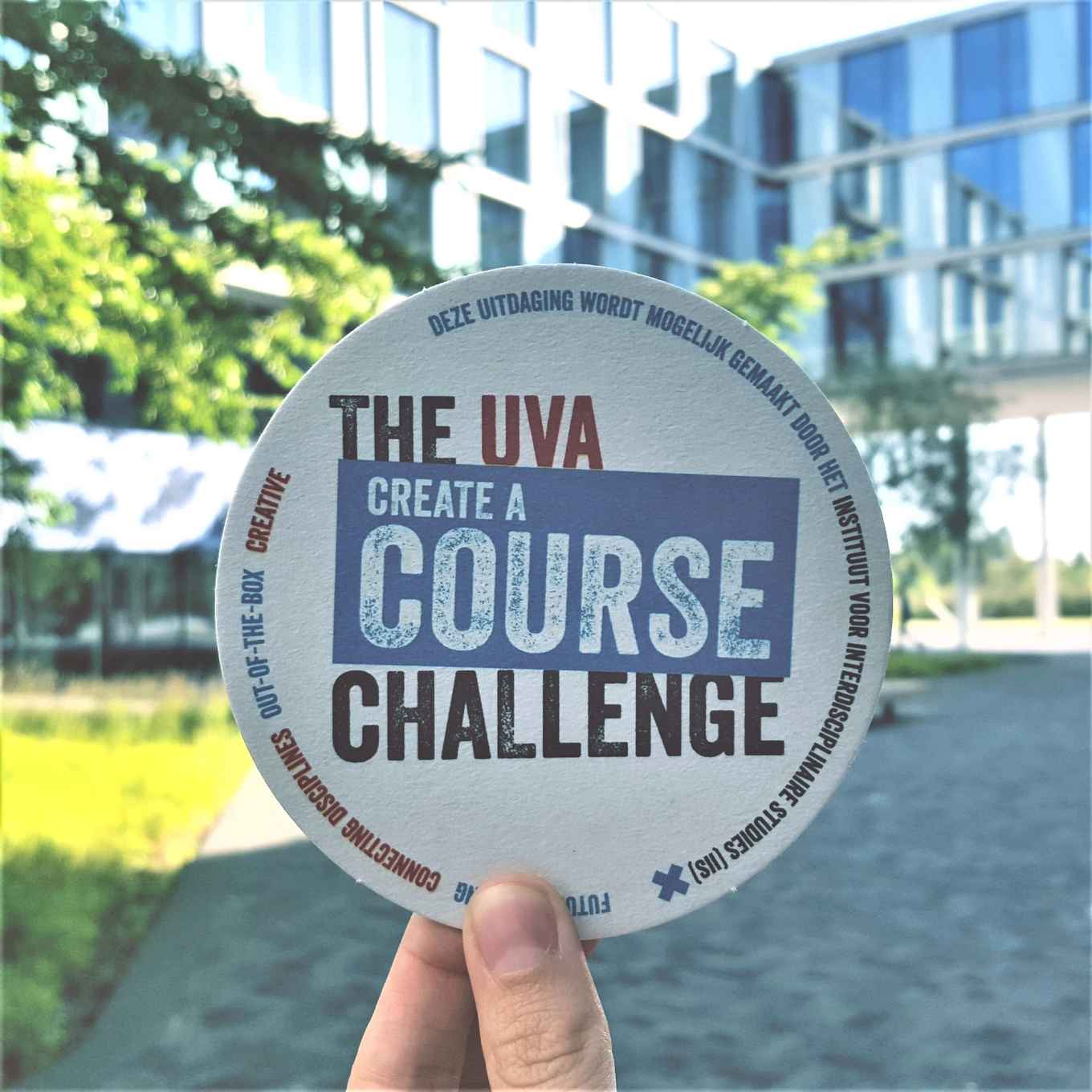 Onderzetter met daarop het logo van The UvA Create a Course Challenge