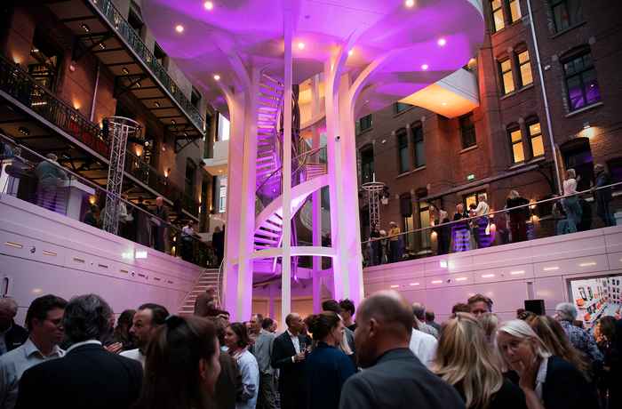 Een uitgelicht trappenhuis in het artium. Foto: Monique Kooijmans
